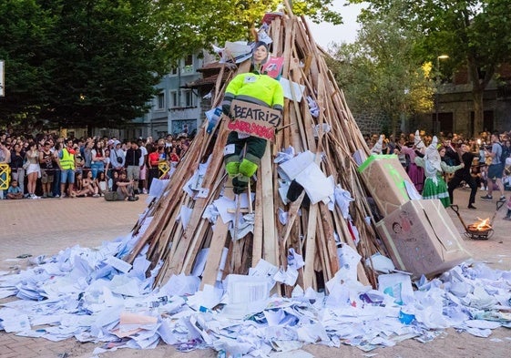La figura que representaba a Beatriz Artolazabal, antes de ser quemada en la hoguera.