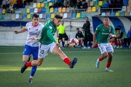 Ropero golpea el balón en un encuentro con el Alavés B.