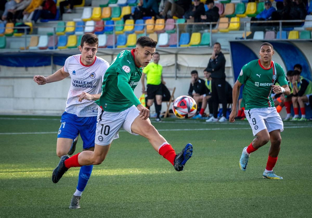 Ropero golpea el balón en un encuentro con el Alavés B.