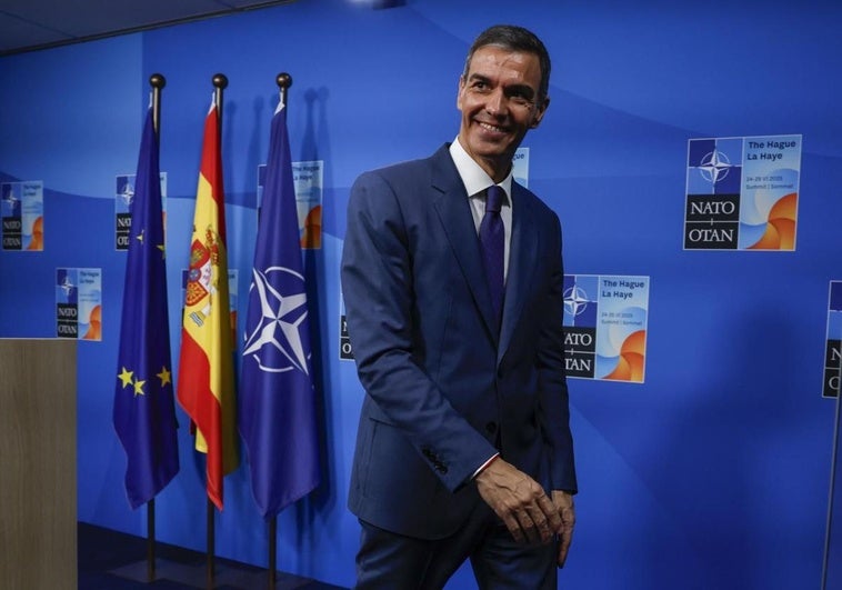 Sánchez sonríe al salir de su comparecencia