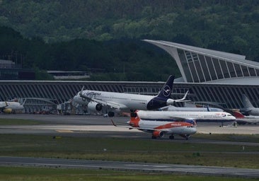 Un millar de pasajeros afectados tras siete desvíos y dos cancelaciones en el aeropuerto de Loiu por los rayos y el viento de ayer