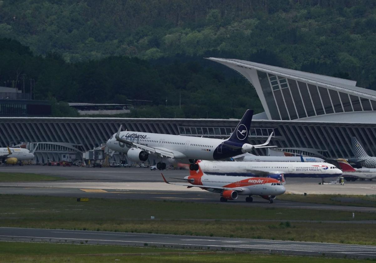 Un millar de pasajeros afectados tras siete desvíos y dos cancelaciones en el aeropuerto de Loiu por los rayos y el viento de ayer