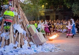 El muñeco con la cara de Beatriz Artolazabal y traje de jardinero, instantes antes de arder en la hoguera de Judimendi.