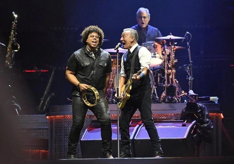 Springsteen, en pleno dueto con el saxofonista Jake Clemons, que tuvo un notable protagonismo en el concierto de esta noche.