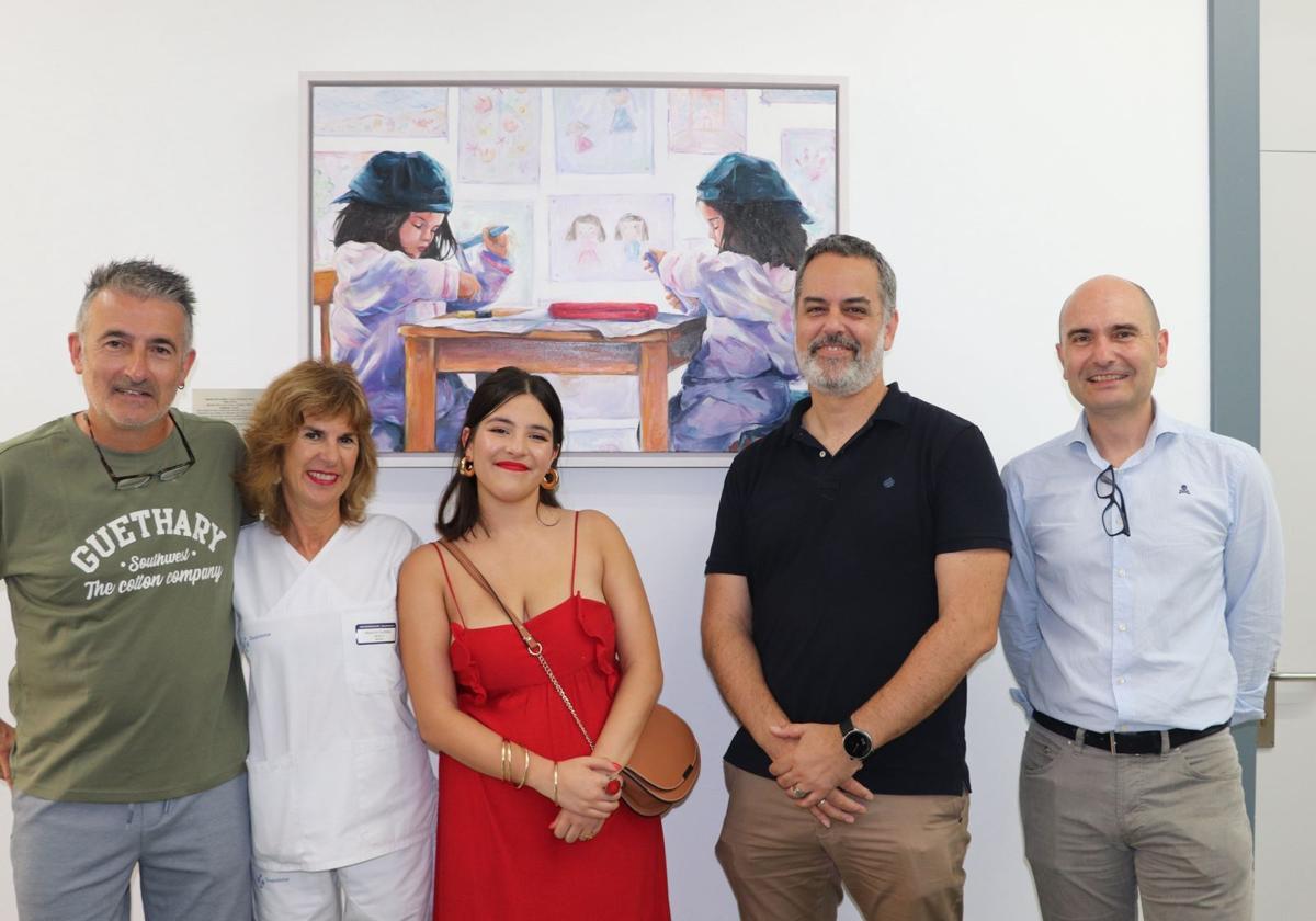 Javi Conde; Arantza Calderón, jefa de Atención Primaria; Jimena Rodríguez; el alcalde de Etxebarri, Iker López, y Álvaro Parro, de Laboral Kutxa.