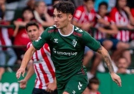 El ermuarra Eric Pérez, que ha jugado cedido en el Alcorcón y Amorebieta, apunta ahora a jugar a préstamo en el Barakaldo.