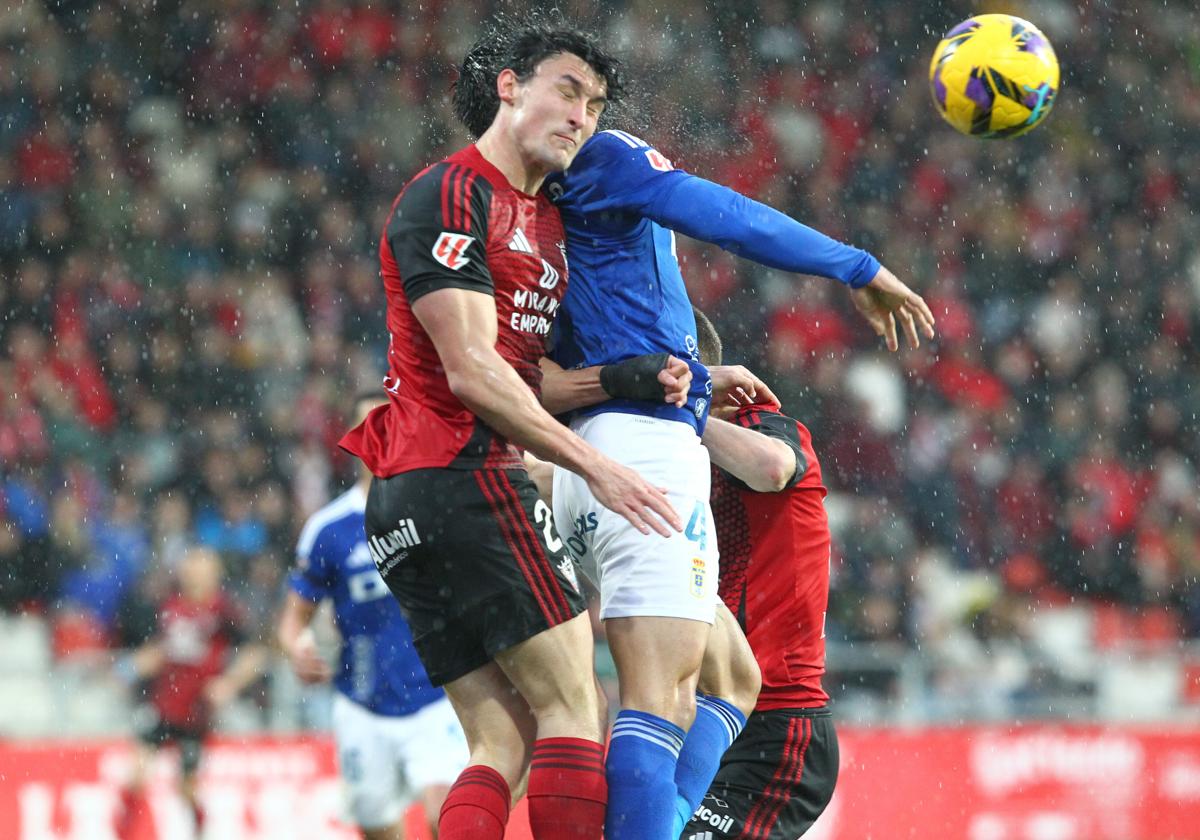 Juan Gutiérrez forceja con un rival del Oviedo.