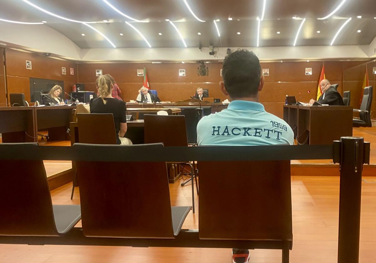 El acusado escucha la intervención de una testigo.