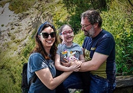 Juan María Sánchez y su pareja junto a Enara, que acaba de cumplir 7 años.