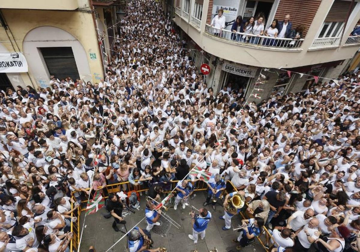 La jornada festiva reúne cada año a miles y miles de personas en torno al casco histórico.