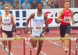 Chris Robinson gana los 400 metros vallas a pesar de correr con el pene al aire