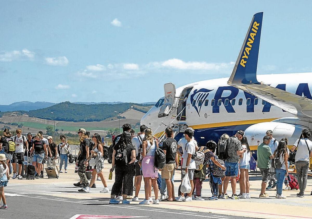 Pasajeros descienden de un vuelo de Ryanair en Foronda.
