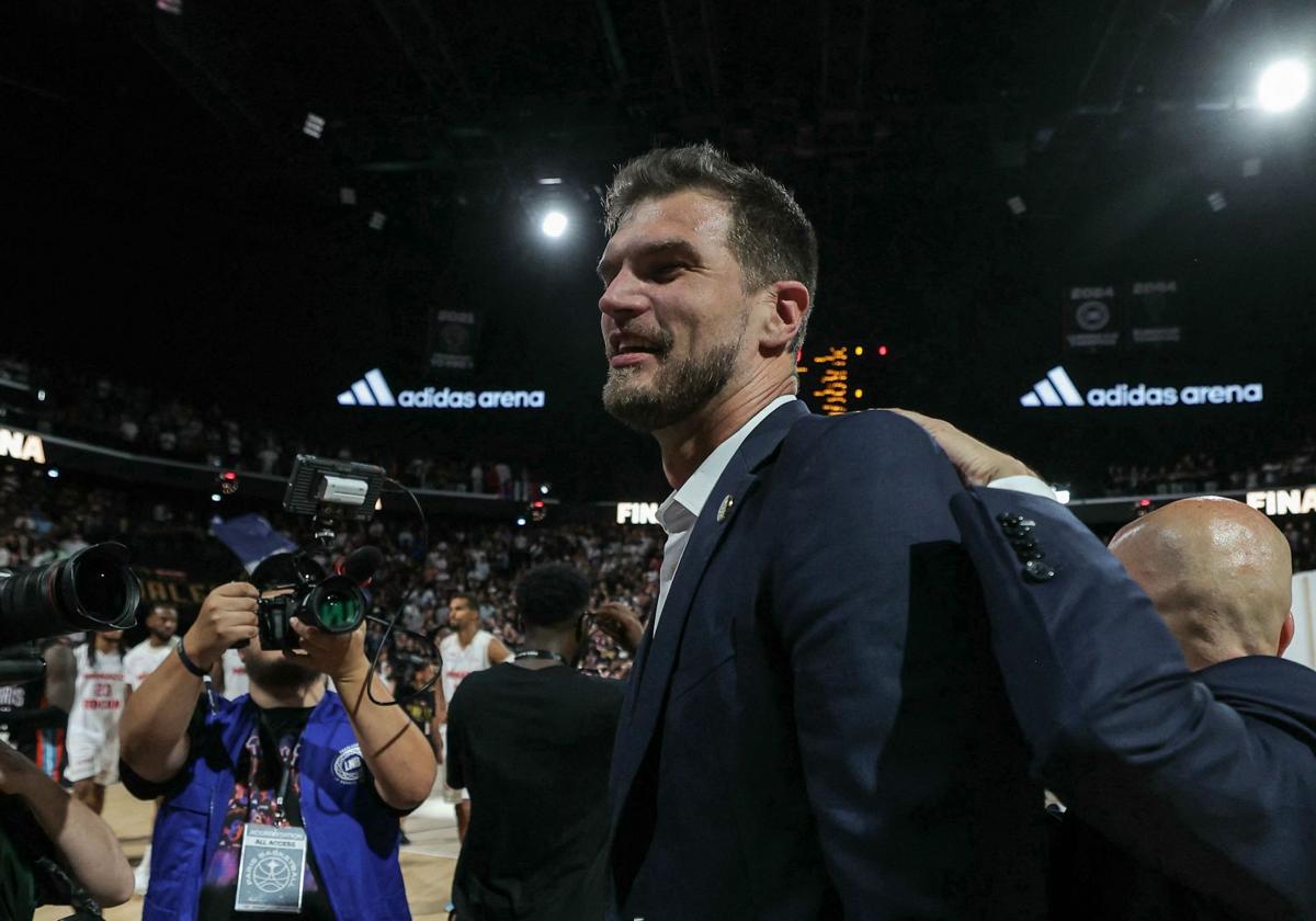 Tiago Splitter, tras la consecución del título de liga francesa.