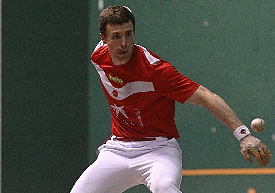 Artola se coloca para soltar la derecha en el frontón de Hernani.