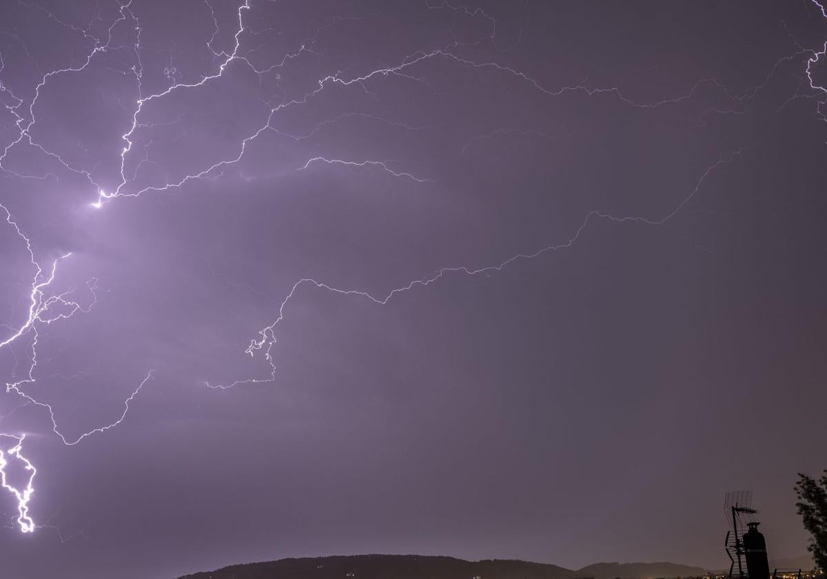 Una tormenta con fuerte aparato eléctrico.
