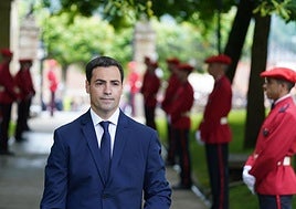 Imanol Pradales, flanqueado por ertzainas durante su toma de posesión como lehendakari.