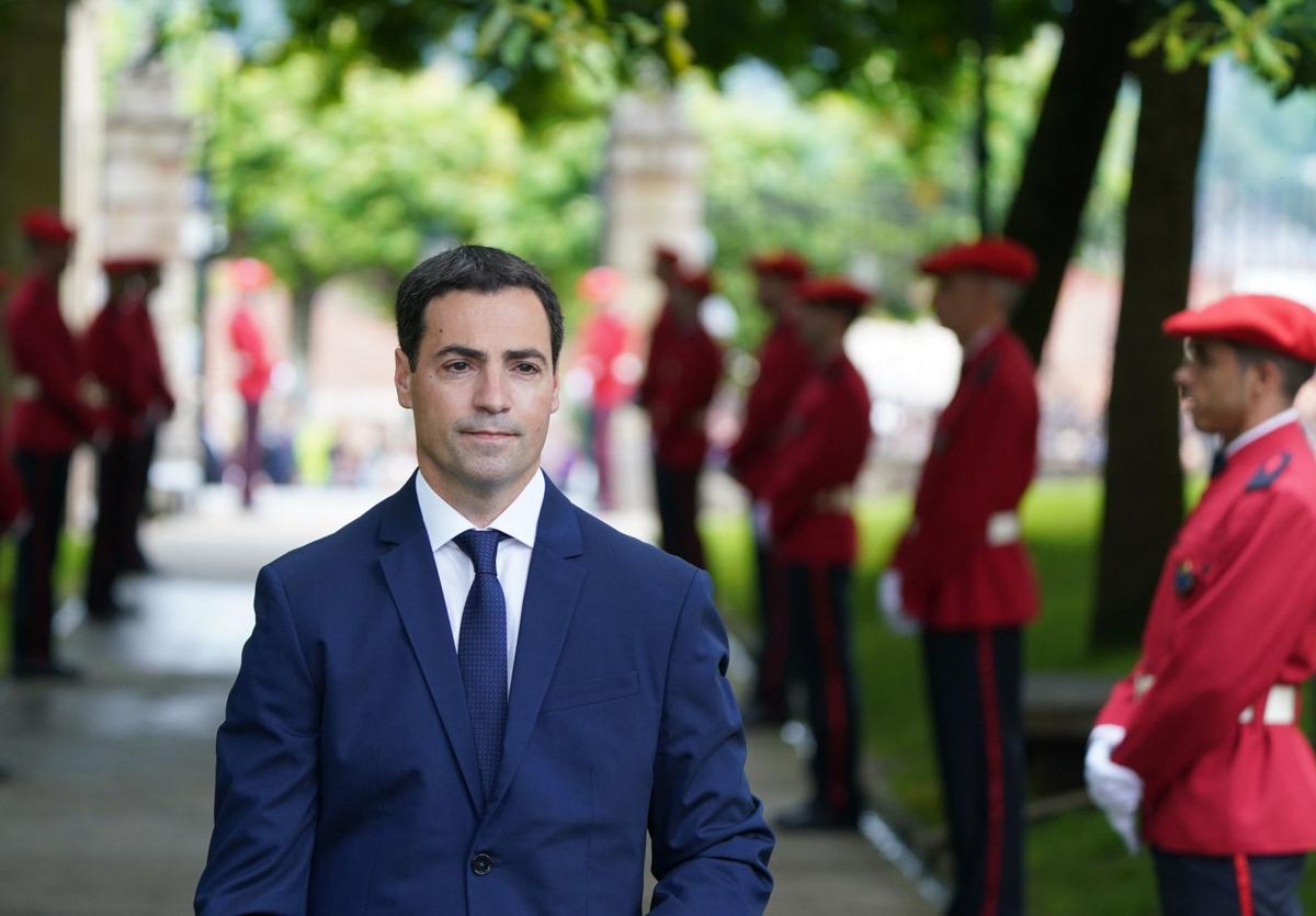 Imanol Pradales, flanqueado por ertzainas durante su toma de posesión como lehendakari.