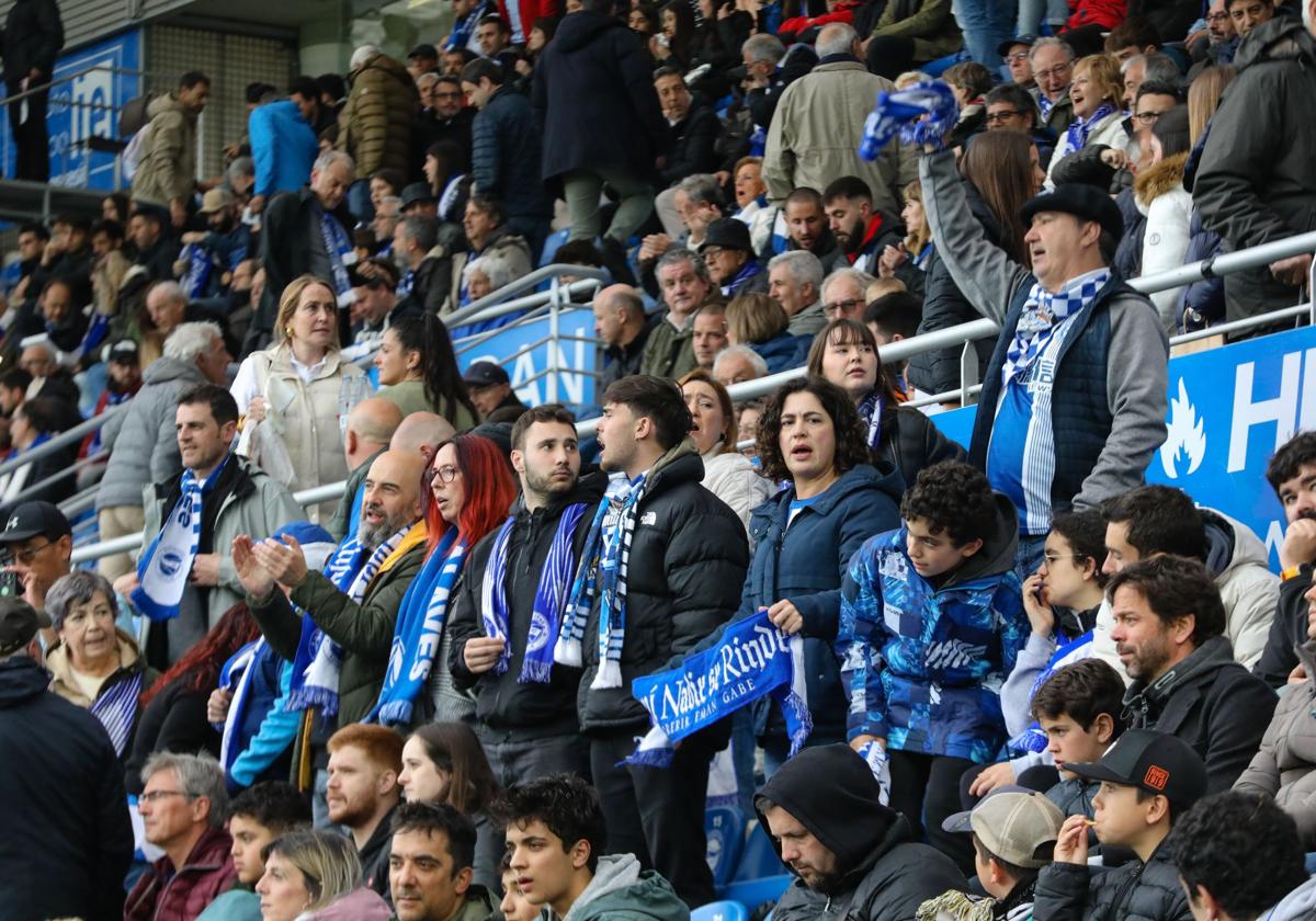 Aficionados del Alavés durante el partido ante el Valencia en Mendizorroza.