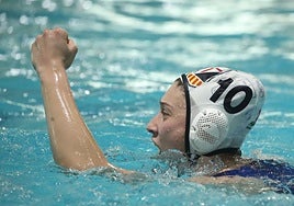 Sonia García celebra en el agua el triunfo de su equipo frente al Boadilla.