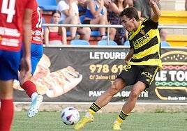 Aragüés golpea el balón en un amistoso disputado con el primer equipo del Zaragoza.