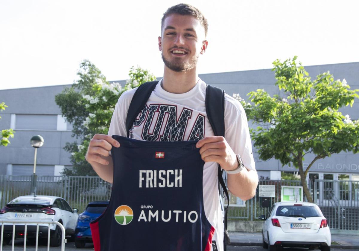 Clément Frisch posa con la camiseta del Baskonia en su llegada a Vitoria.
