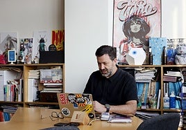 El CEO de Last Tour posa en su despacho.