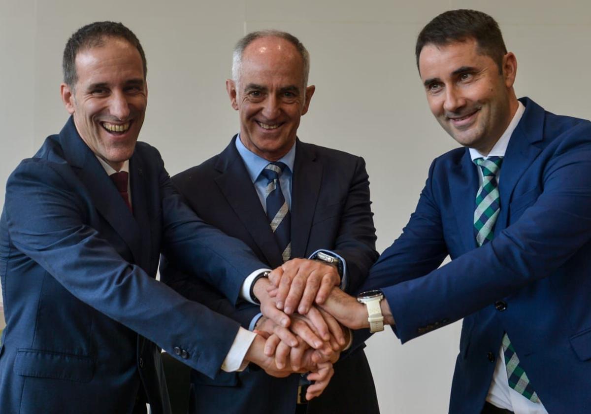 El persidente de Mondragon, Pello Rodríguez, el CEO y presidente de Arteche, Alex Artetxe, y el director general de Ikerlan, Jon Etxebarria.