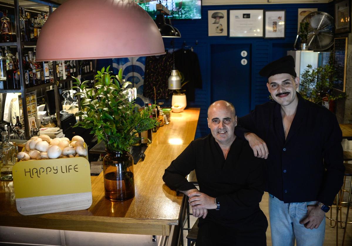 Ricardo Guergue y Alex Sosa posan en el interior del Kami.