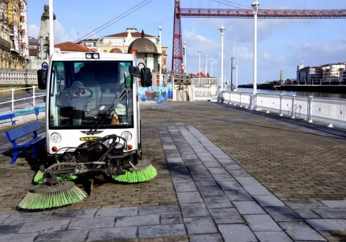 Imagen de archivo de una barredora en el paseo marítimo de Portugalete.