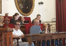 El concejal de Urbanismo, Edorta Rodrigo, toma la palabra durante la sesión plenaria.