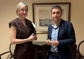 La consejera de Auutogobierno, Maria Ubarretxena, con el secretario de Estado de Seguridad Social y Pensiones, Borja Suárez.