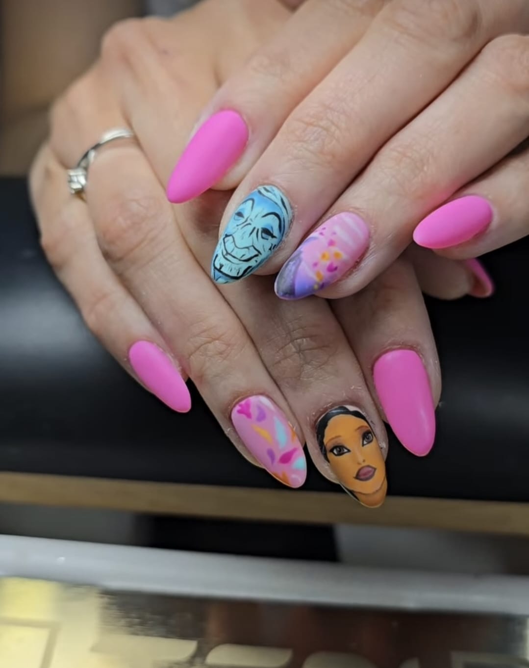 La artista de uñas con lista de espera: Jessy revoluciona Santutxu con sus diseños únicos