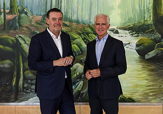 Miguel Zugaza y Juan Ignacio Vidarte delante del cuadro de Jesús Mari Lazkano que decora la Torre Iberdrola.