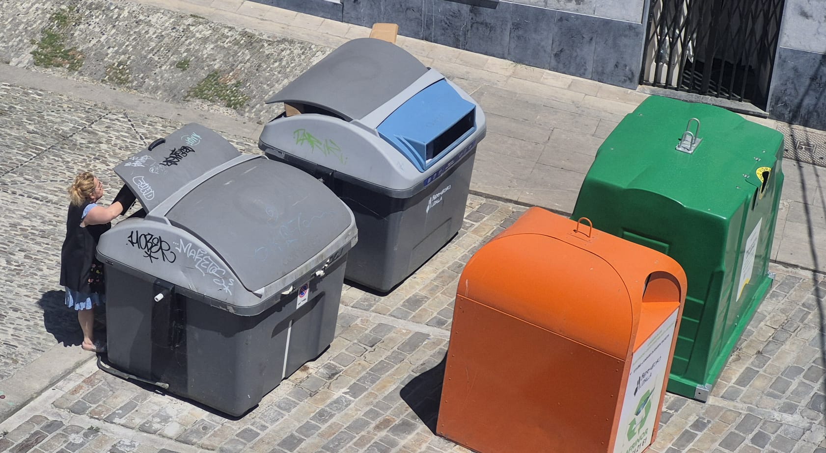 Una mujer deposita la basura en uno de los contenedores de Goiko plaza, en Bermeo.