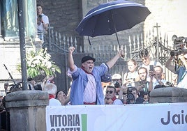 Iñaki Kerejazu saluda, el año pasado, a su llegada a la Balconada.