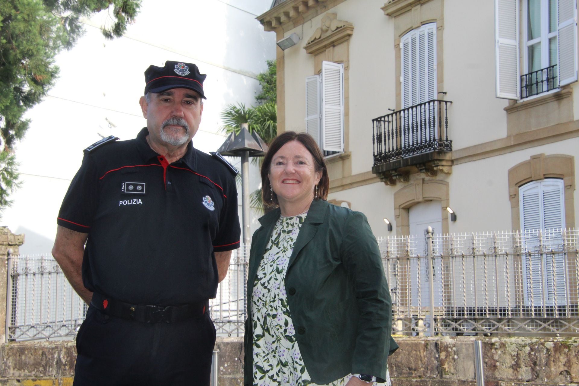 EL comisario Eduardo Olaizola y la concejala de Seguridad Ciudadana, Josune Escota, frente a la sede de la Ertzaintza en Durango.