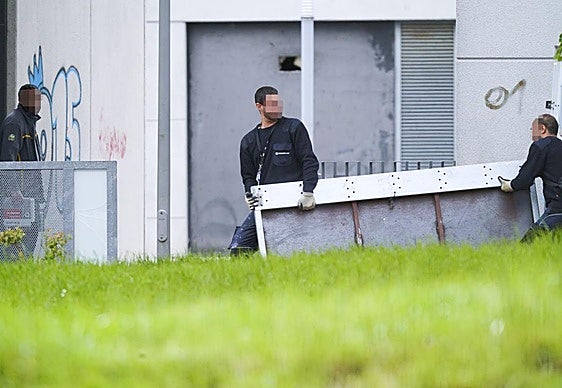 Operarios trasladan una puerta antiokupas a un piso de Alokabide en Vitoria.