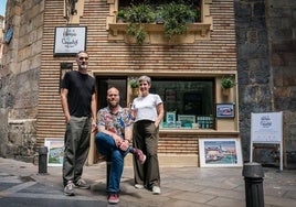 Ricardo, Germán y Karmele reabren la 'tiendita' de la catedral de Bilbao con «souvenirs sin tópicos» hechos por ellos.