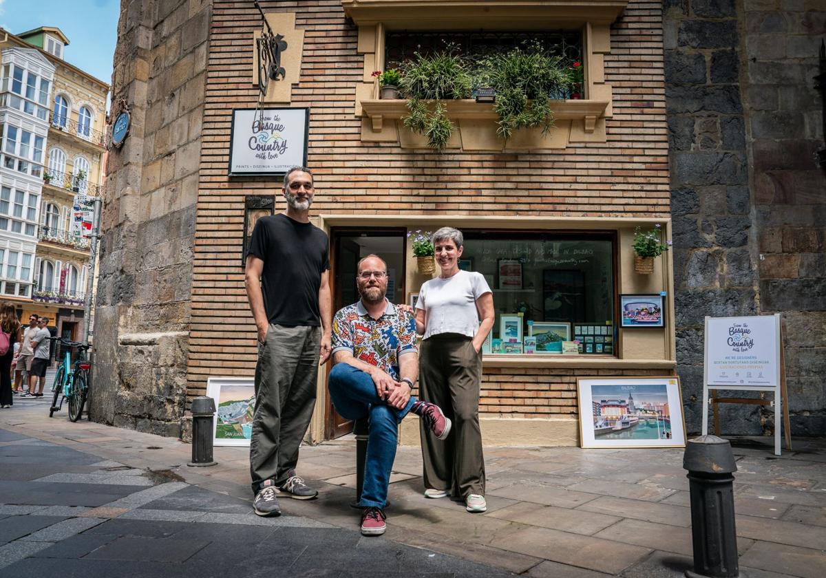Ricardo, Germán y Karmele reabren la 'tiendita' de la catedral de Bilbao con «souvenirs sin tópicos» hechos por ellos.