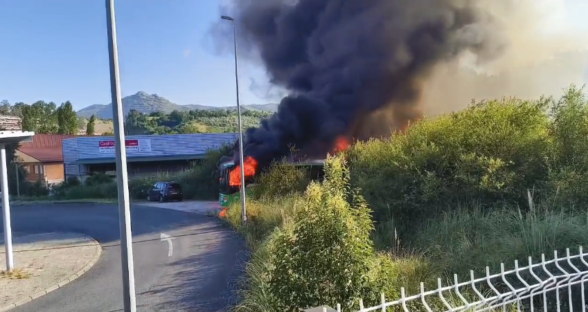Un autobús calcinado tras un incendio en la estación de Castro Urdiales