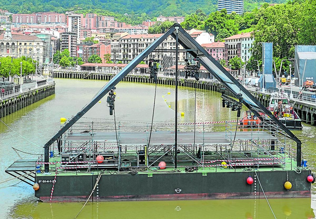 El escenario flotante ya se levanta en medio de la Ría