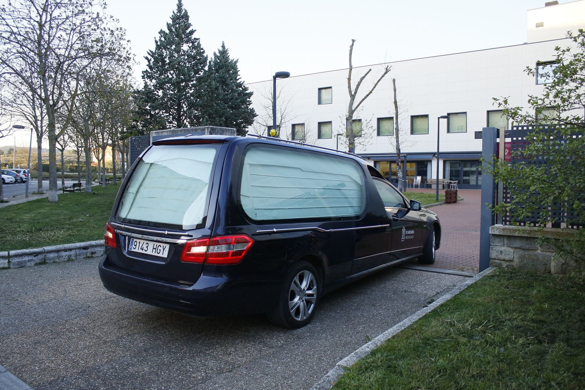 Un coche fúnebre llega a una residencia durante el estado de alarma.