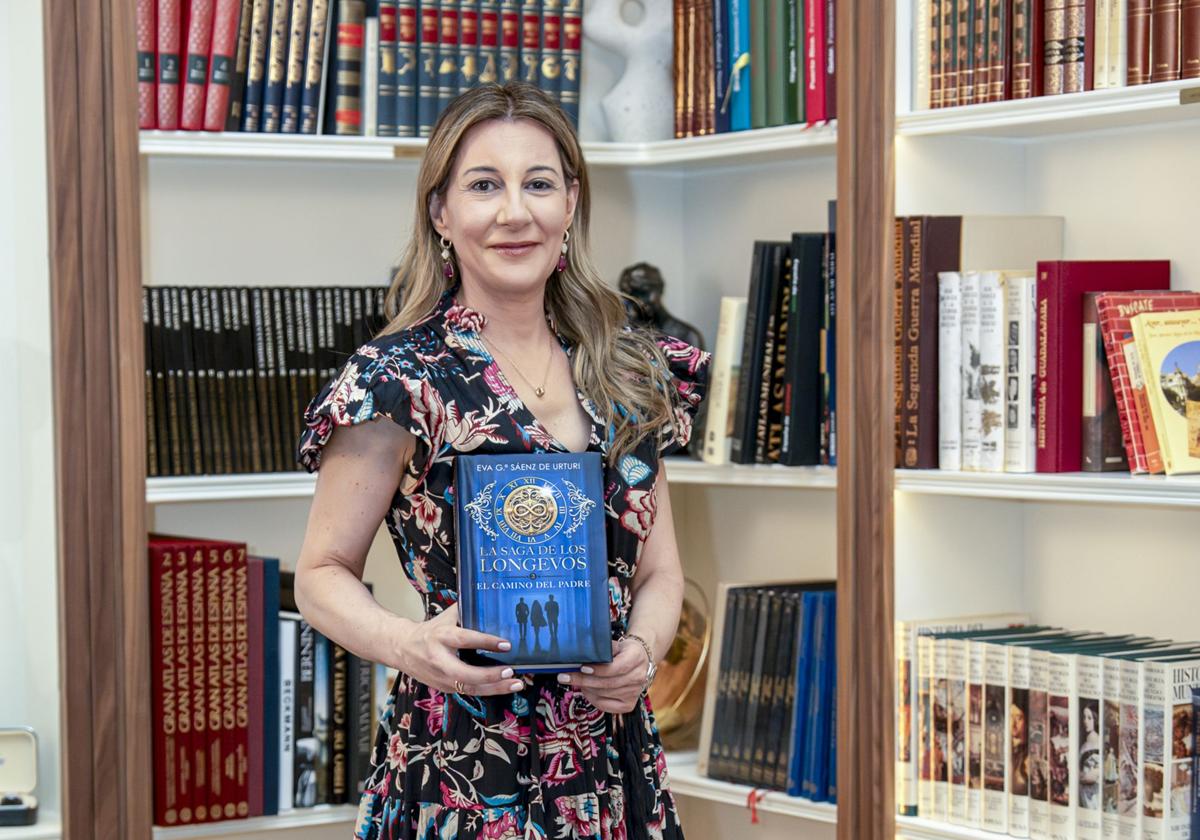 La escritora vitoriana Eva García Sáenz de Urturi culmina la trilogía de 'Los longevos'.