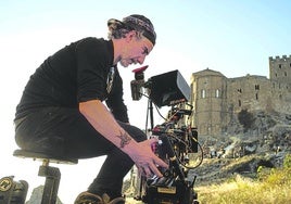 Gorka Gómez Andreu, durante el rodaje de 'Irati' ante el Castillo de Loarre en Huesca.