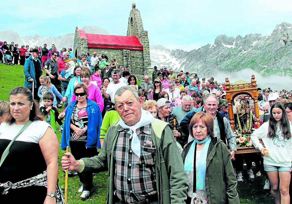 una multitud se congrega en las praderas de Áliva para honrar a la Virgen de la Salud.