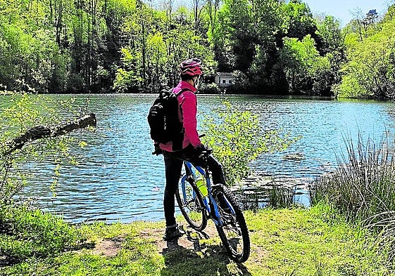 Un ciclista se detiene y observa el pozo de la mina Catalina.