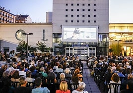 Las sillas de la plaza interior del Artium se llenan para Korterraza.