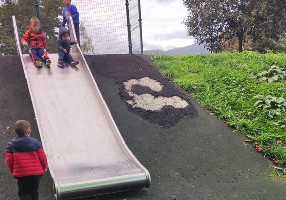 Destrozos causados en el suelo de seguridad de Bizkotxalde.