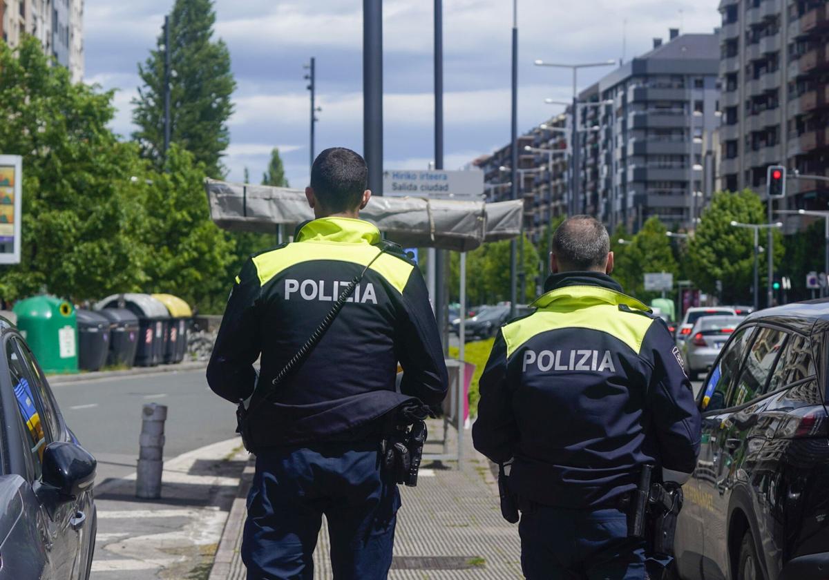 Hurta un móvil en Vitoria y acaba arrestado por una orden de búsqueda y detención