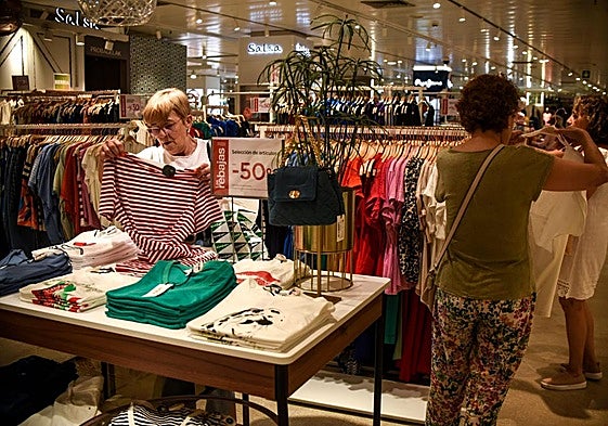 Clientes entran al Corte Inglés de la Gran Vía de Bilbao a primera hora de la mañana.